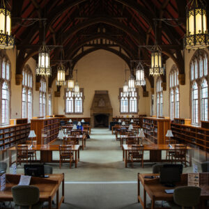 空荡荡的麦凯恩图书馆被头顶的灯笼照亮