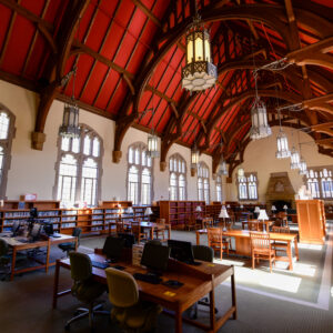 一个大图书馆的内部
